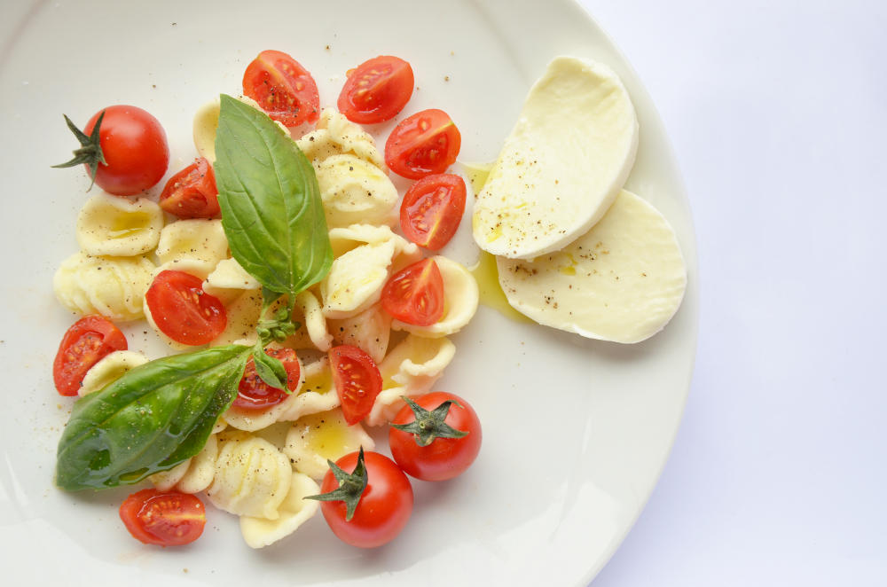 Orecchiette con pomodorini freschi, basilico e mozzarella